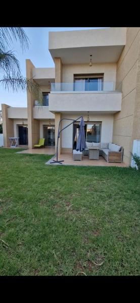 Maison calme dans une résidence fermée avec vue sur la piscine et le jardin, Résidence Tamaris à Marina